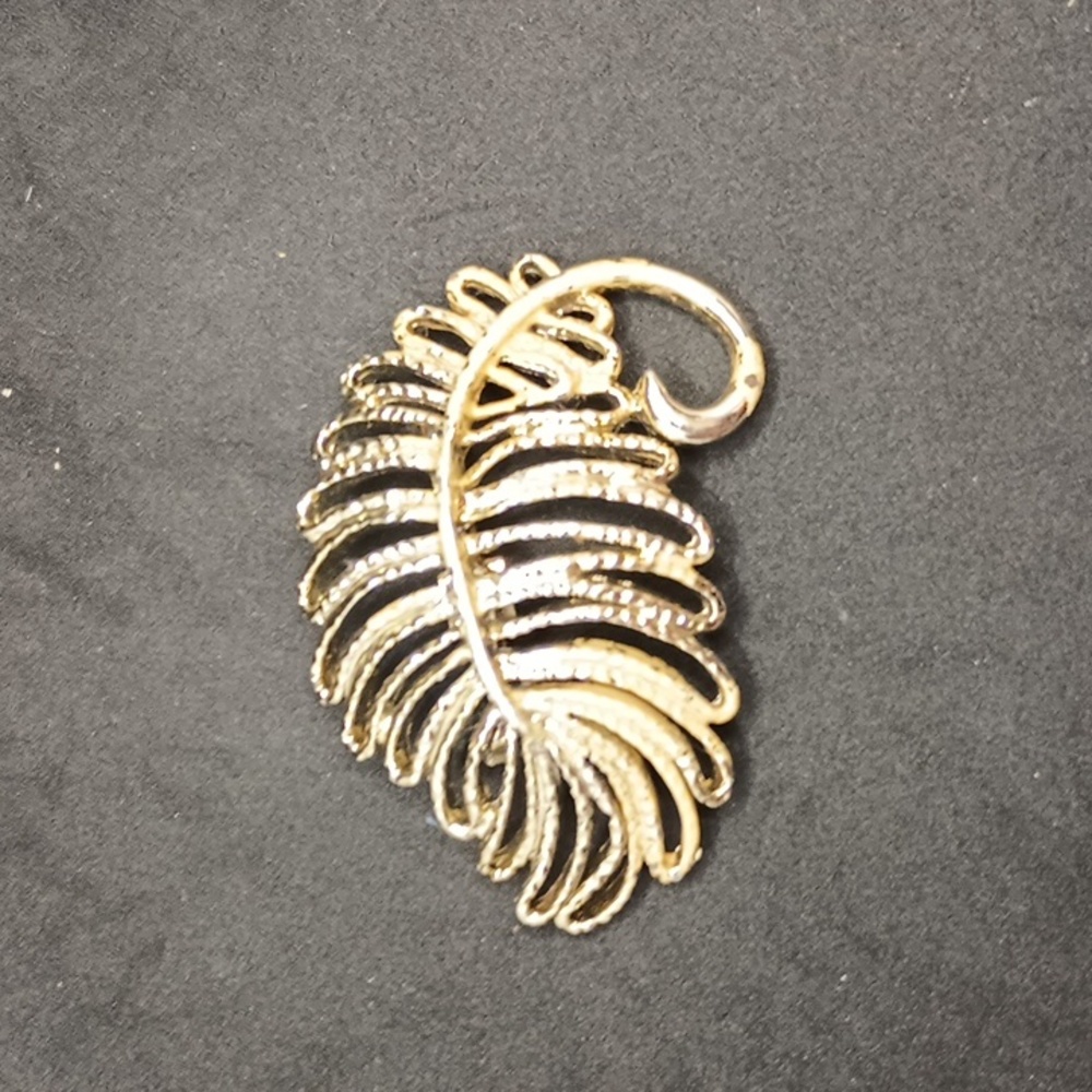 Vintage gold tone leaf pin brooch